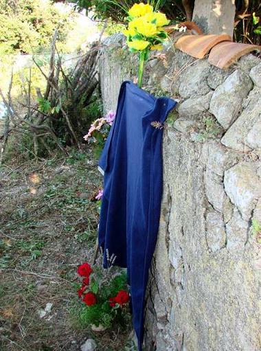 La Lapide coperta fuori delle mura del cimitero di Ossero